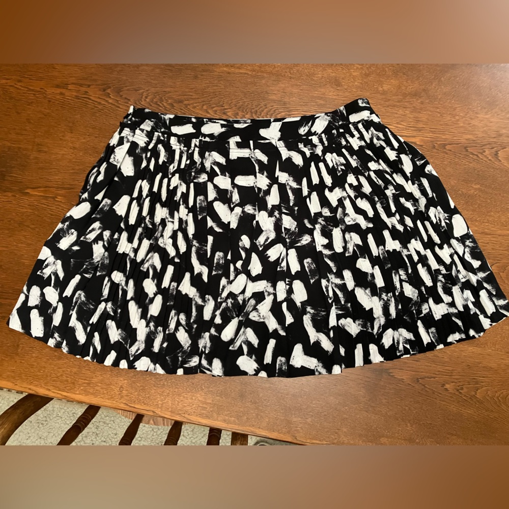 Banana Republic Pleated Circle Skater Skirt. Sz12. Side zipper. Full sep liner.